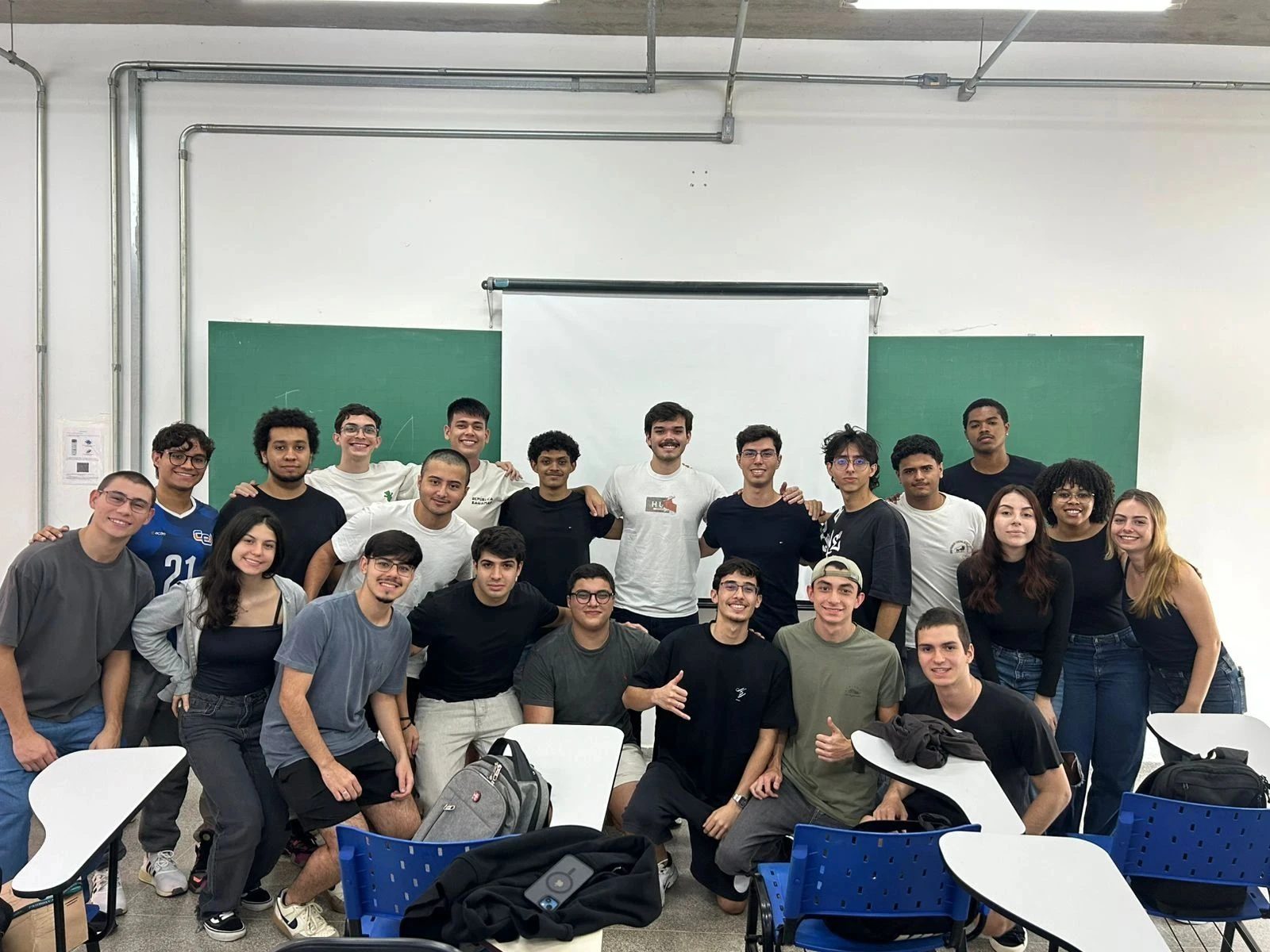 ImpactUFSCar members posing together in a classroom at UFSCar Sorocaba